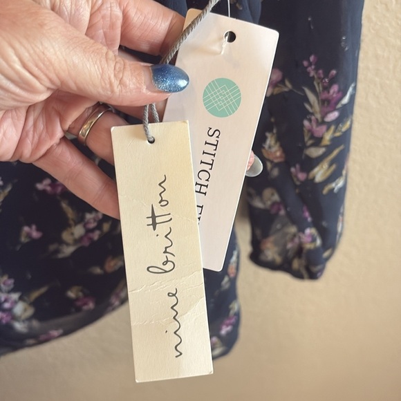 Nine Britton Floral Blouse/ Size medium/ NWT - Picture 3 of 9